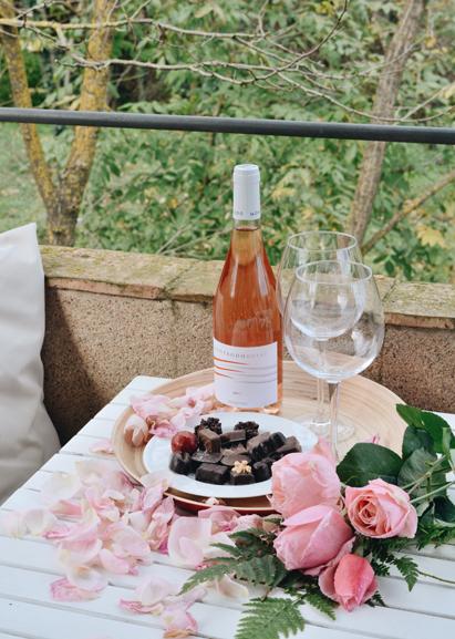 Para sorprender a tu pareja regálale una escapada romántica con vino, bombones y flores en uno de nuestros bonitos y apartamentos en Sant Martí Vell, Girona, Cataluña